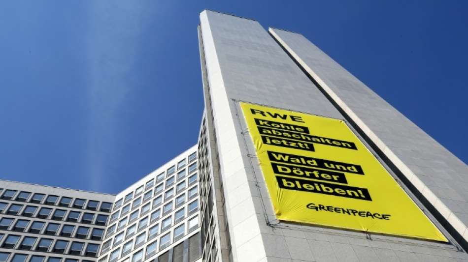 Greenpeace demonstriert vor RWE-Zentrale für sofortiges Aussetzen des Kohleabbaus