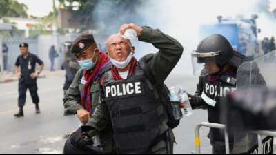 Polizei setzt Wasserwerfer und Tränengas gegen Demonstranten in Thailand ein