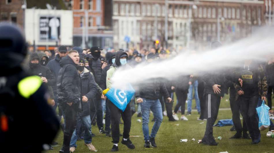 Zusammenst&ouml;&szlig;e bei Protesten gegen Corona-Ausgangssperre in den Niederlanden