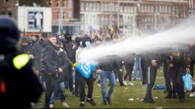 Zusammenst&ouml;&szlig;e bei Protesten gegen Corona-Ausgangssperre in den Niederlanden