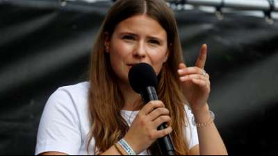 Luisa Neubauer kritisiert Klimaschutzbilanz von Kanzlerin Merkel