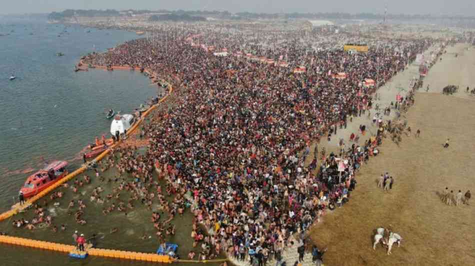 22,5 Millionen Hindus beginnen Kumbh-Mela-Fest mit Bad in Ganges