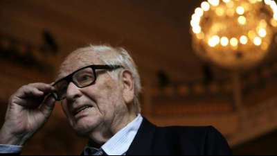 Französischer Modeschöpfer Pierre Cardin in Paris beerdigt