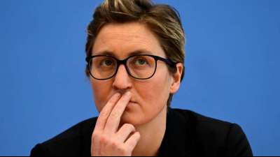 Linke wirft Bunderegierung Versagen bei der Impfkampagne vor