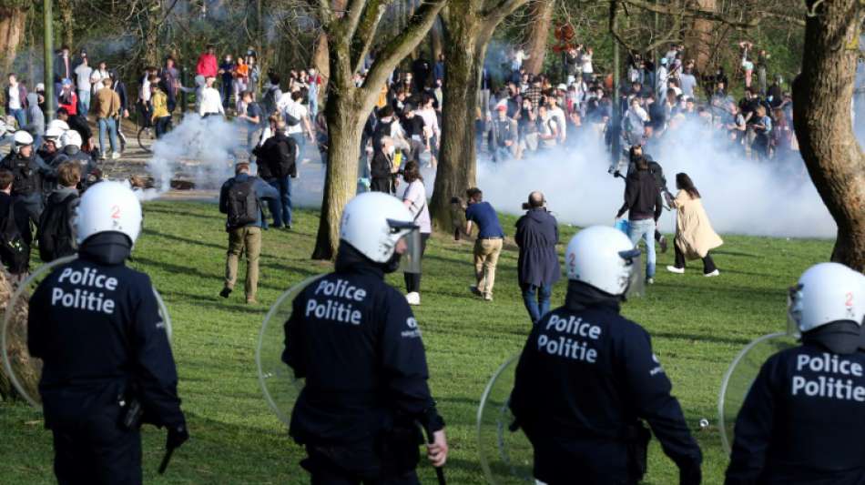 Polizei geht gegen tausende Teilnehmer einer Party in Brüsseler Park vor