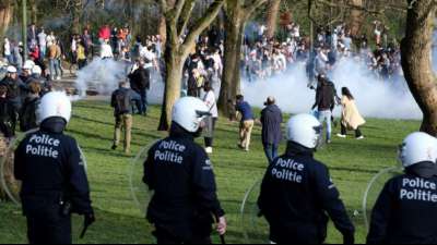 Polizei geht gegen tausende Teilnehmer einer Party in Br&uuml;sseler Park vor