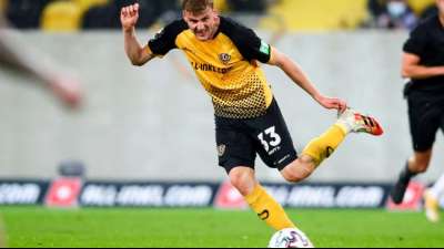 2. Liga so hart wie nie: Schalke und Werder straucheln, Dresden feiert Auftaktsieg
