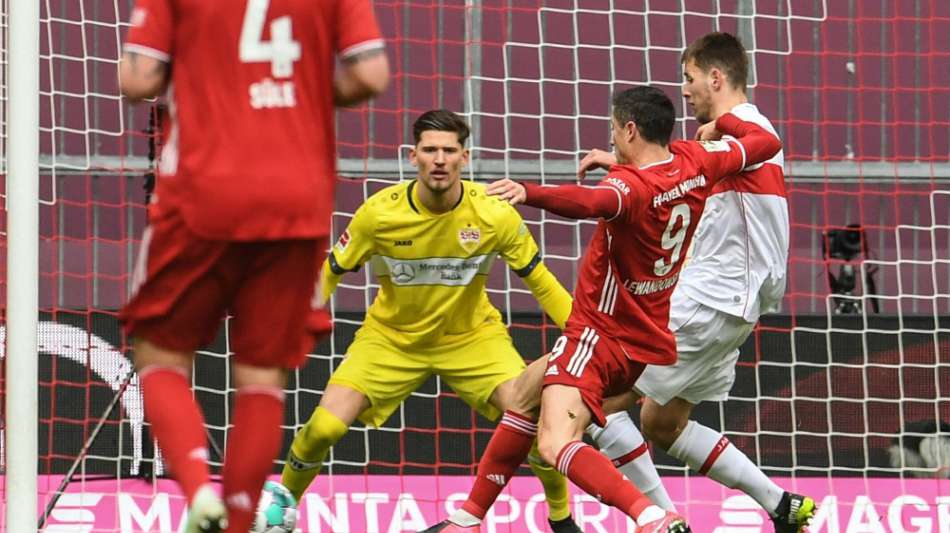 In Unterzahl: Dreierpacker Lewandowski schießt VfB ab