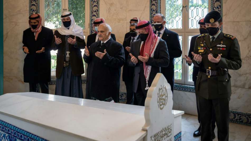 Jordaniens K&ouml;nig seit Krise wieder mit Prinz Hamsa aufgetreten