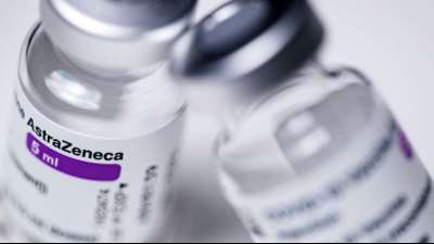 Beh&ouml;rden finden gro&szlig;e Menge fertigen Astrazeneca-Impfstoff in Werk bei Rom