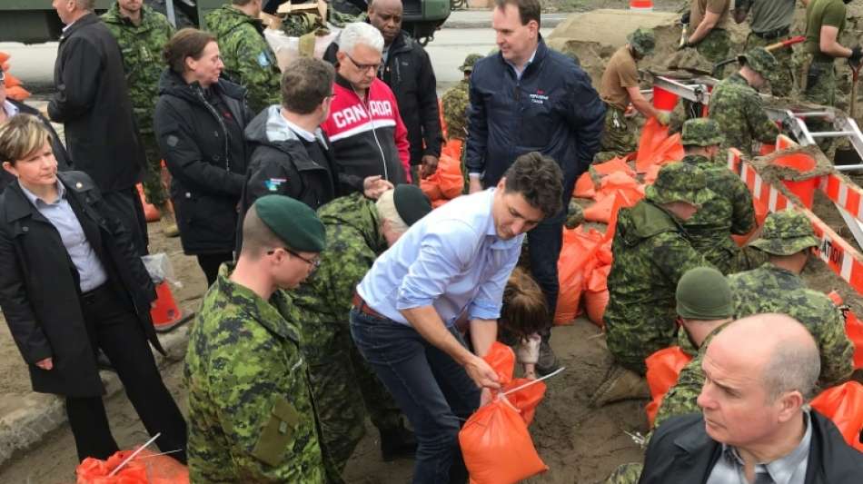 Kanadas Regierungschef Trudeau befüllt in Hochwasserregion Sandsäcke