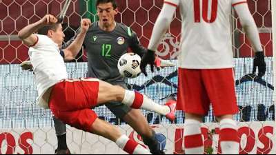 Weltfu&szlig;baller Lewandowski am Knie verletzt - Hoene&szlig; telefoniert