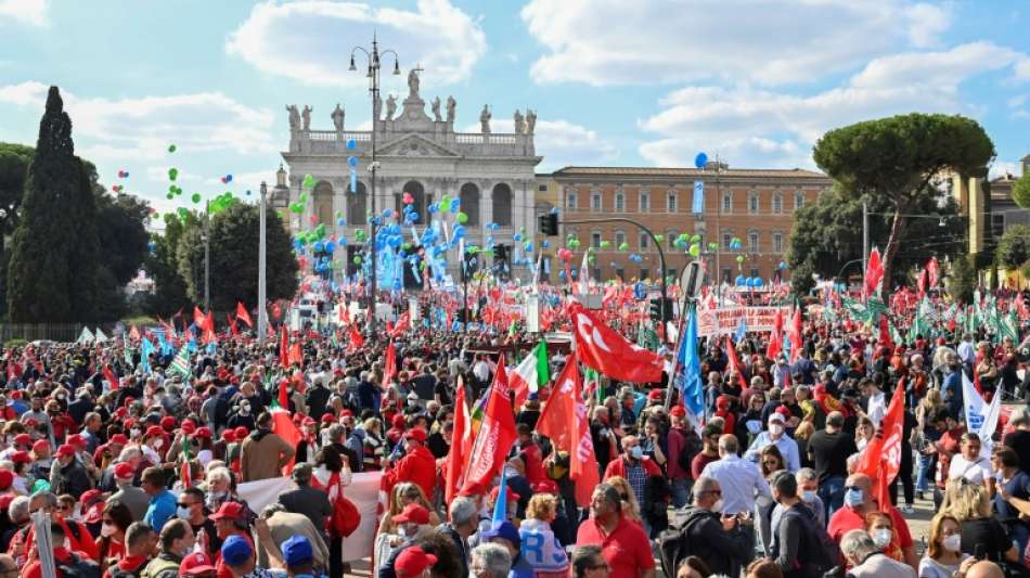 Italiener fordern bei Demo Verbot von Partei Forza Nuova (FN)