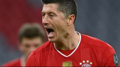 Fu&szlig;ball, Lewandowski trifft: Rekord-Bayern locker im Viertelfinale