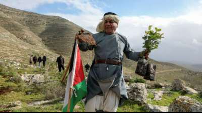 Pal&auml;stinenser bepflanzen Tal im Westjordanland neu