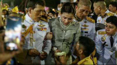 Tausende Unterstützer feiern Thailands König in Hauptstadt Bangkok