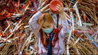 Blutrote Farbe aus Protest gegen Thailands rigides Bildungssystem 