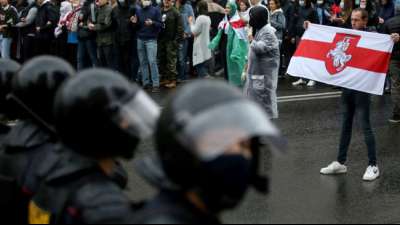 Belarussische Polizei löst Massendemonstration gewaltsam auf