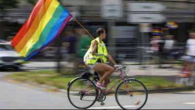 Spahn betont Erfolge f&uuml;r LGBT-Community - und erntet Widerspruch
