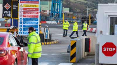 Nordirland stoppt Warenkontrollen an Häfen nach Drohungen vorübergehend 