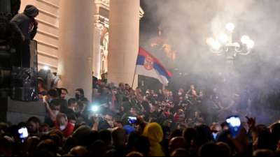 Erneut Ausschreitungen bei Corona-Protest in Belgrad 