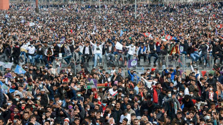 Zehntausende t&uuml;rkische Kurden feiern und demonstrieren zum Neujahrsfest