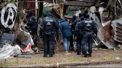 Gro&szlig;aufgebot der Polizei r&auml;umt linkes Bauwagen-Camp in Berlin 