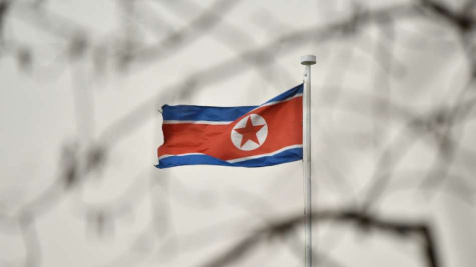 Verarmtes Nordkorea führt eine neue ballistische Rakete vor