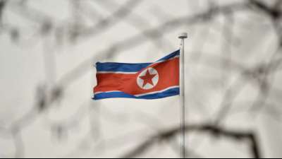 Verarmtes Nordkorea f&uuml;hrt eine neue ballistische Rakete vor