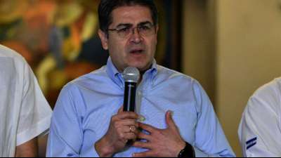 Dutzende Verb&auml;nde fordern R&uuml;cktritt des Pr&auml;sidenten von Honduras