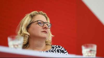 Umweltministerin schl&auml;gt Kommission f&uuml;r den Ausbau Erneuerbarer Energien vor