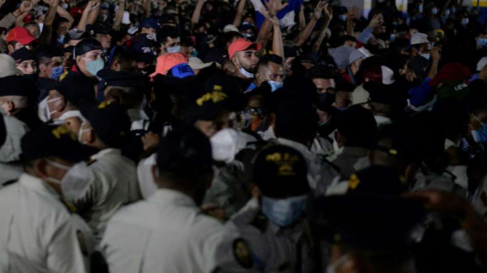 Honduraner durchbrechen Polizeisperre an Grenze zu Guatemala