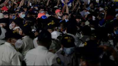 Honduraner durchbrechen Polizeisperre an Grenze zu Guatemala