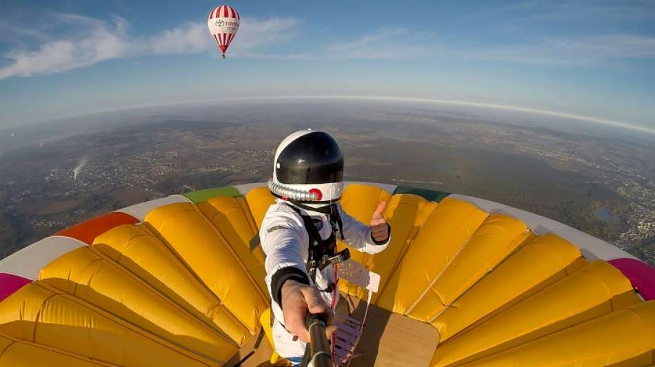 Franzose schwebt auf Heißluftballon stehend über 4000 Meter hoch