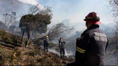 Feuer am Tafelberg in Kapstadt weitgehend einged&auml;mmt