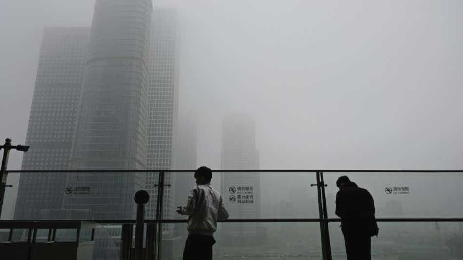 Peking und Neu Delhi verschwinden im Smog