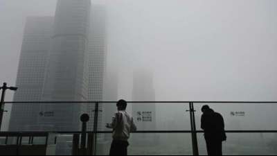 Peking und Neu Delhi verschwinden im Smog