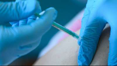 Unbekannte beschmieren Corona-Impfzentrum im sächsischen Vogtlandkreis