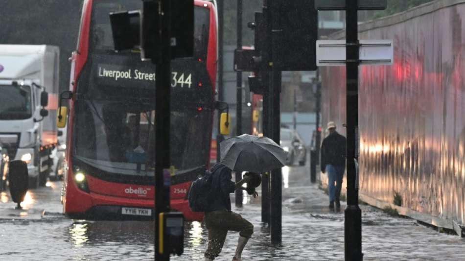 Verkehrschaos im S&uuml;dosten Englands durch heftige Regenf&auml;lle