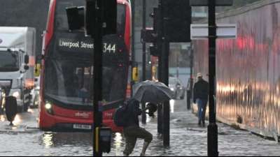Verkehrschaos im S&uuml;dosten Englands durch heftige Regenf&auml;lle