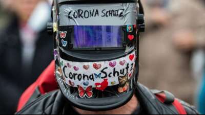 Polizei l&ouml;st in M&uuml;nchen mehrere verbotene Impfgegner-Demonstrationen auf