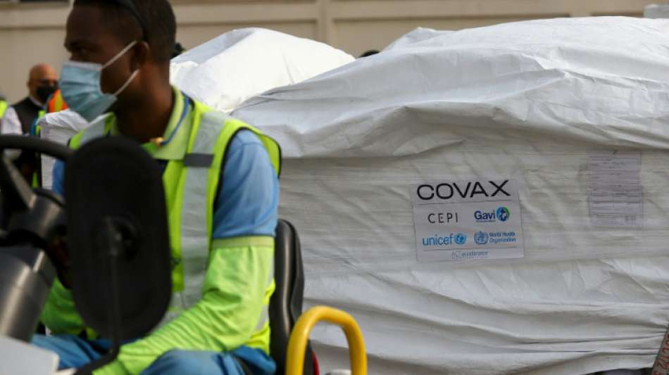 Ghanas Pr&auml;sident bekommt weltweit die erste Covax-Impfung