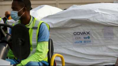 Ghanas Pr&auml;sident bekommt weltweit die erste Covax-Impfung