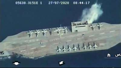 Iran greift bei Marine-Übung Attrappe von US-Flugzeugträger an