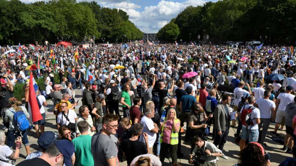 Zehntausende Menschen gegen Corona-Politik auf Berliner Straßen