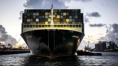 Containerschiff "Ever Given" l&auml;uft im Hafen von Rotterdam ein
