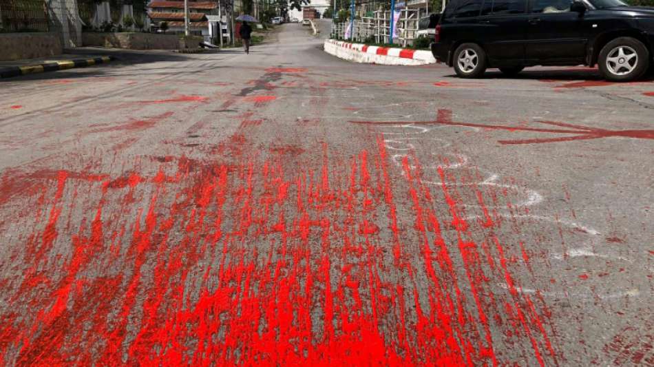 Demonstranten setzen mit roter Farbe Zeichen gegen Blutvergießen in Myanmar