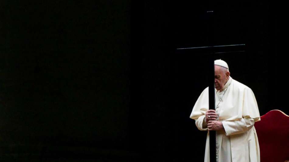 Kreuzwegprozession: Papst begeht allein auf leerem Petersplatz
