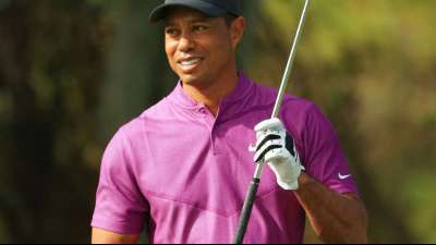 Erstes Foto nach dem Unfall: Woods mit Kr&uuml;cken, Schiene und Hund