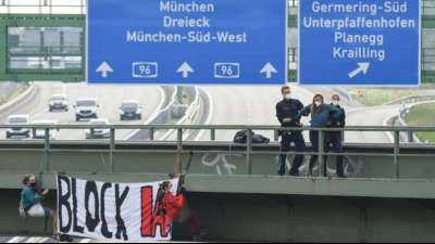 Demonstranten seilen sich bei Protesten gegen IAA von Autobahnbr&uuml;cken ab